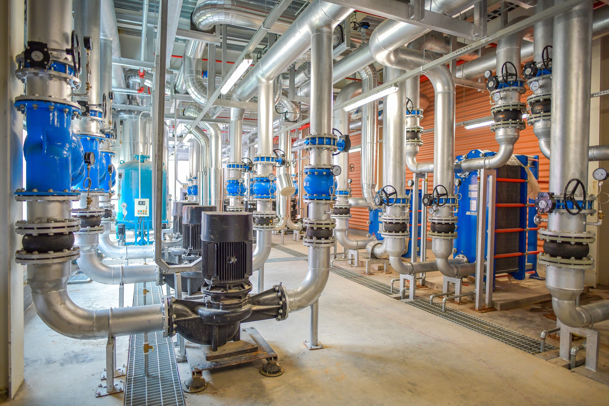 Industrielle Pumpen und Rohrleitungen